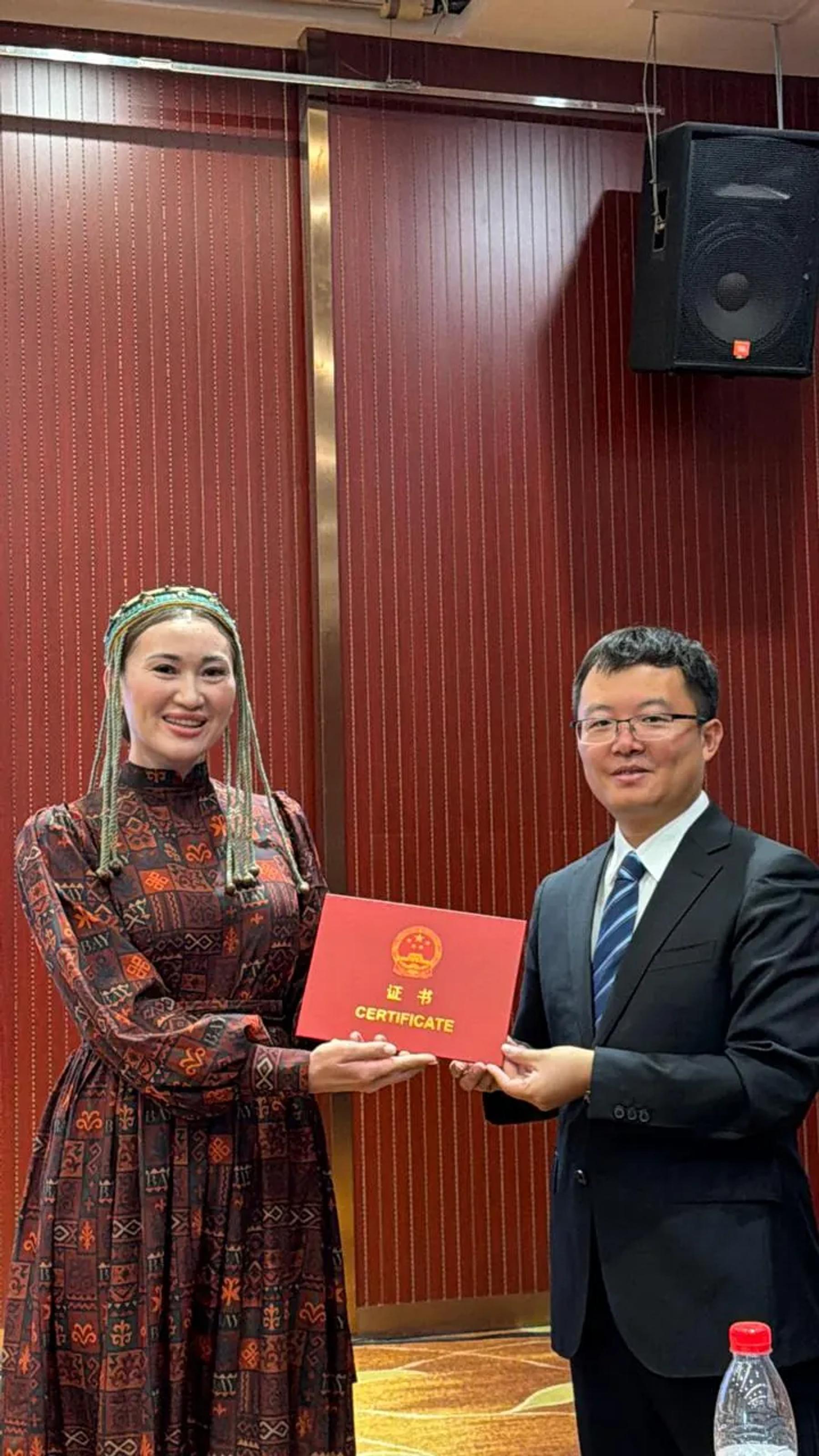 Banu Gaidar receives the certificate of the seminar