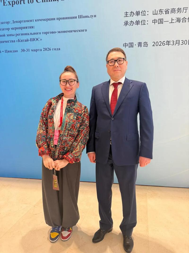 Banu Gaidar with a participant of the conference in Qingdao