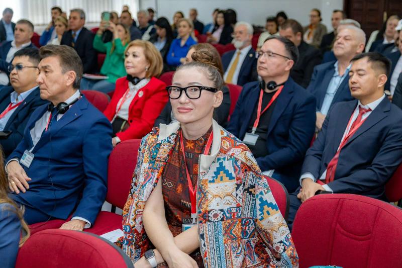 Banu Gaidar in the audience at a business forum