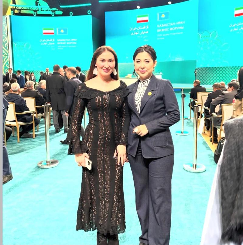 Banu Gaidar with a participant of the forum