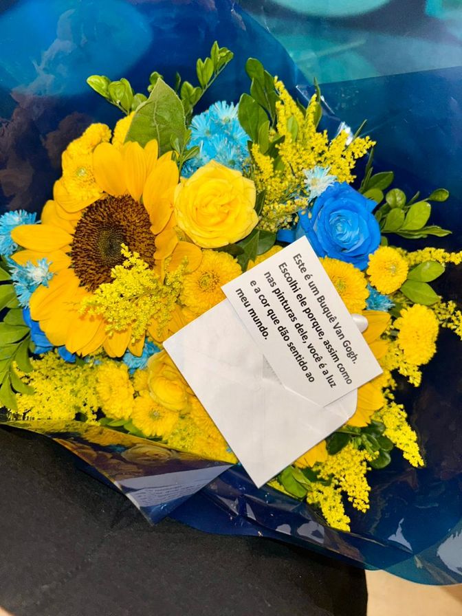 Foto do buquê Van Gogh com a mensagem: "Este é um Buquê Van Gogh. Escolhi ele porque, assim como nas pinturas dele, você é a luz e a cor que dão sentido ao meu mundo.".
