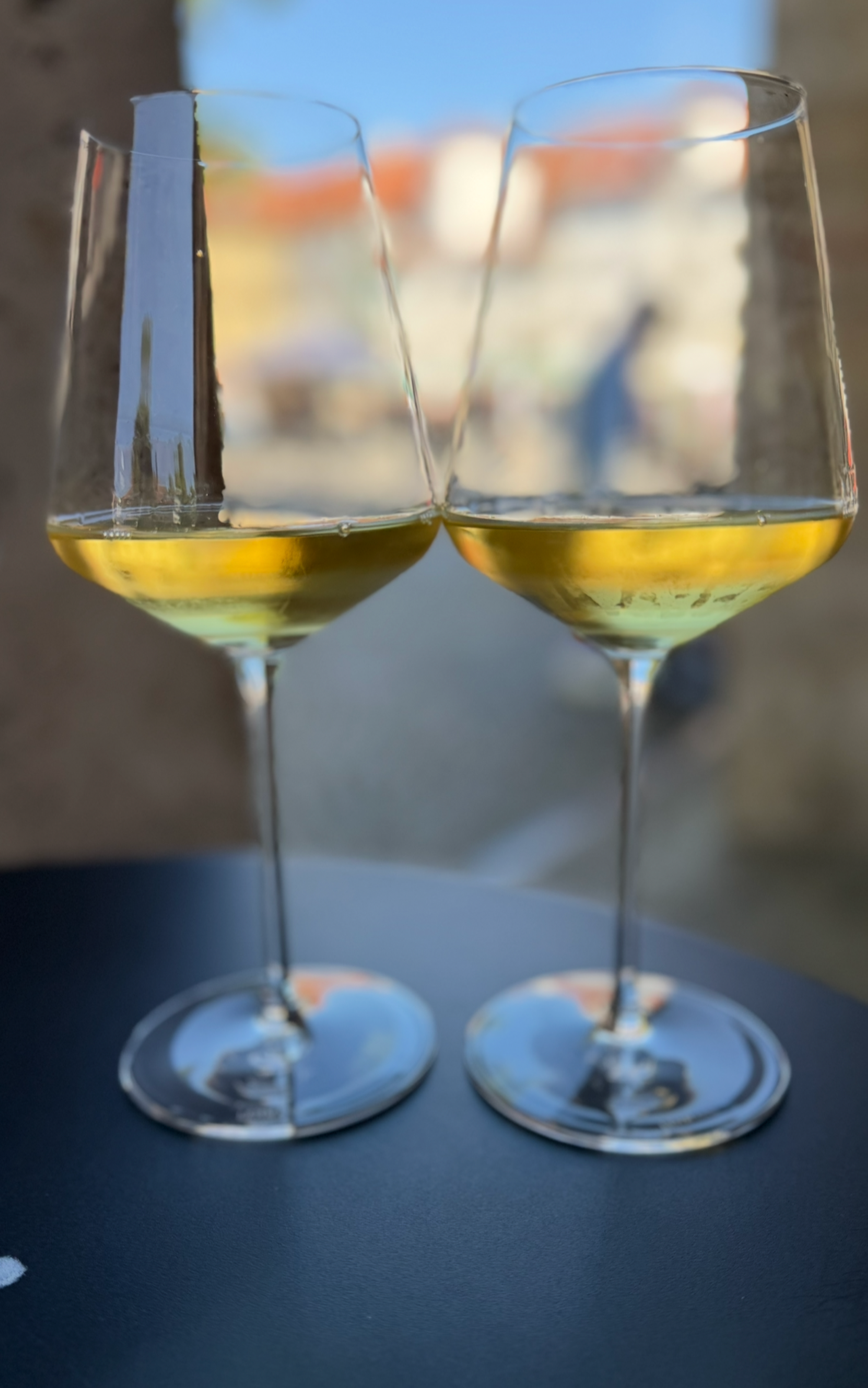Ein Glas Wein und das Gefühl, bei VINS mitten im Wochenende zu sein