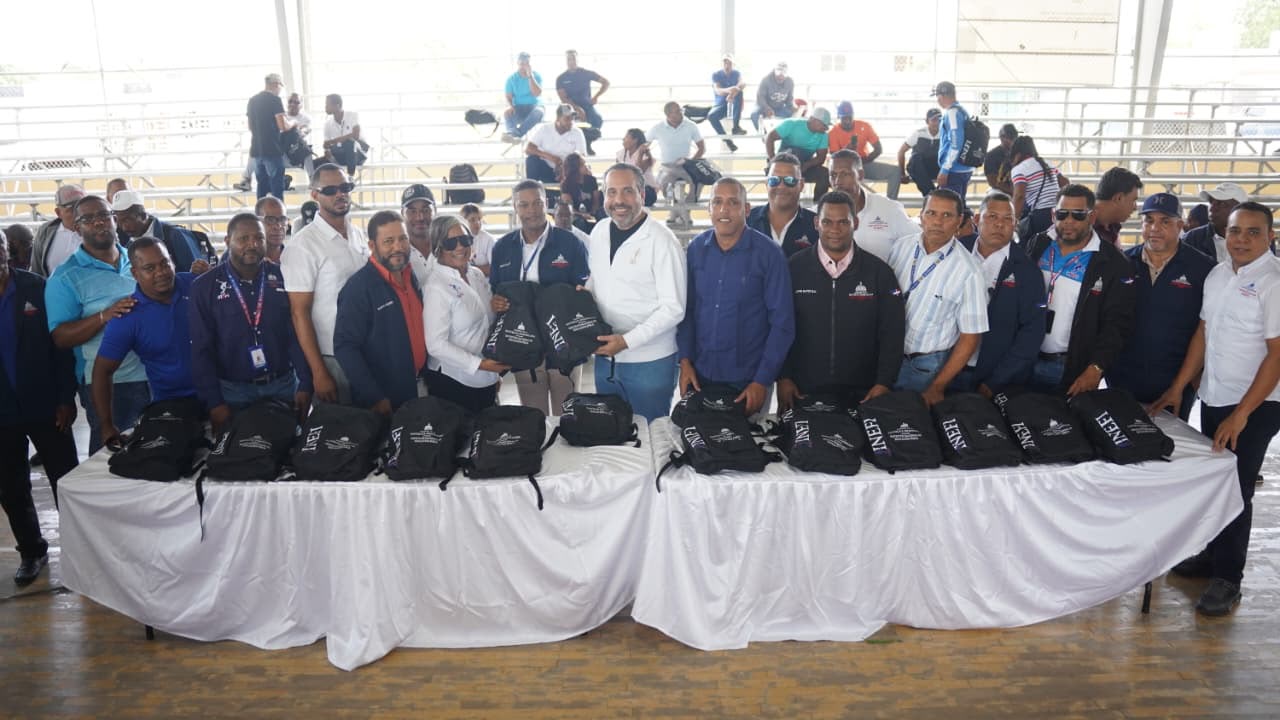Imagen relacionada con Inefi entrega utilería deportiva en Nagua, Bánica y Las Matas de Farfán - Central de Noticias