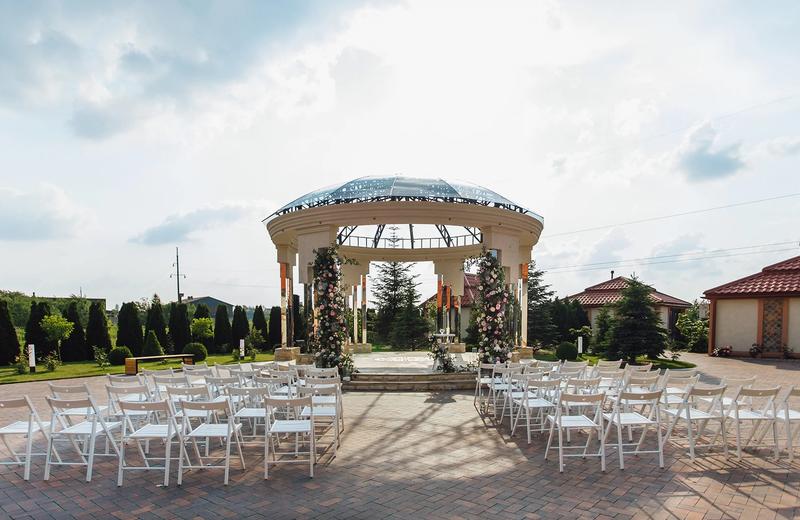 ceremonial weddding archway
