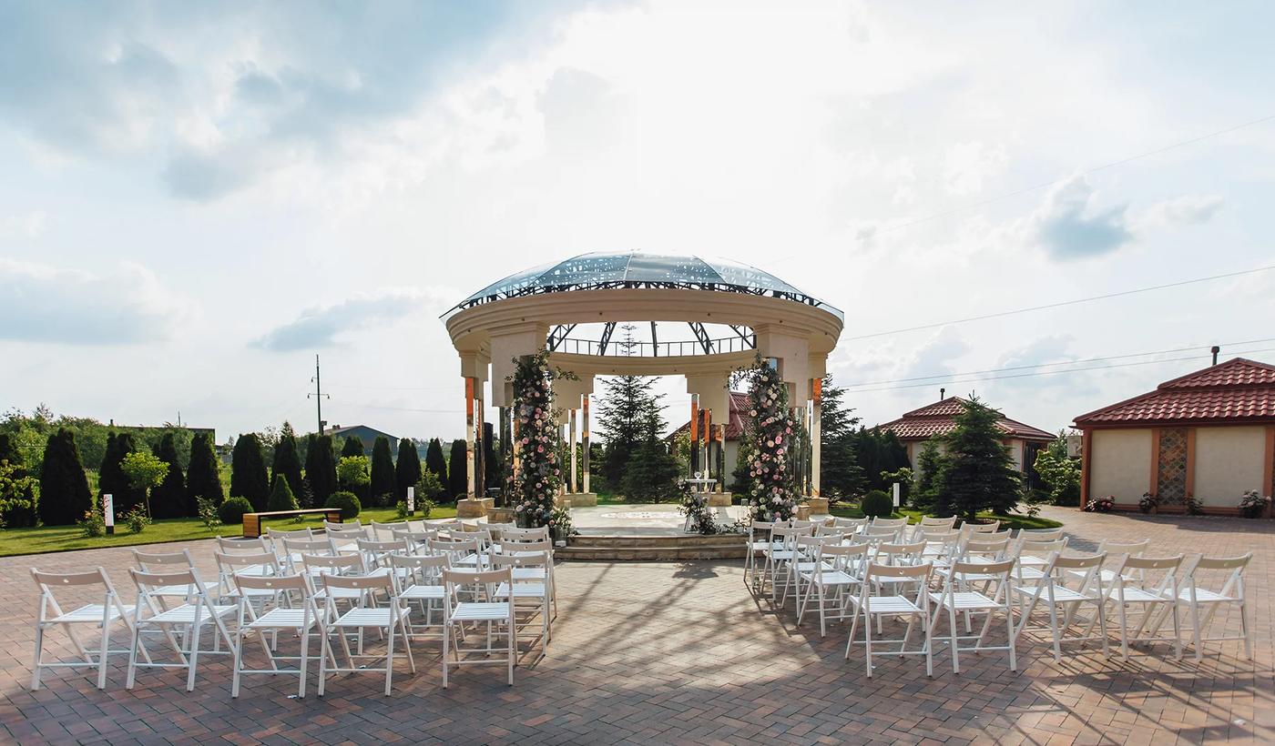 ceremonial weddding archway