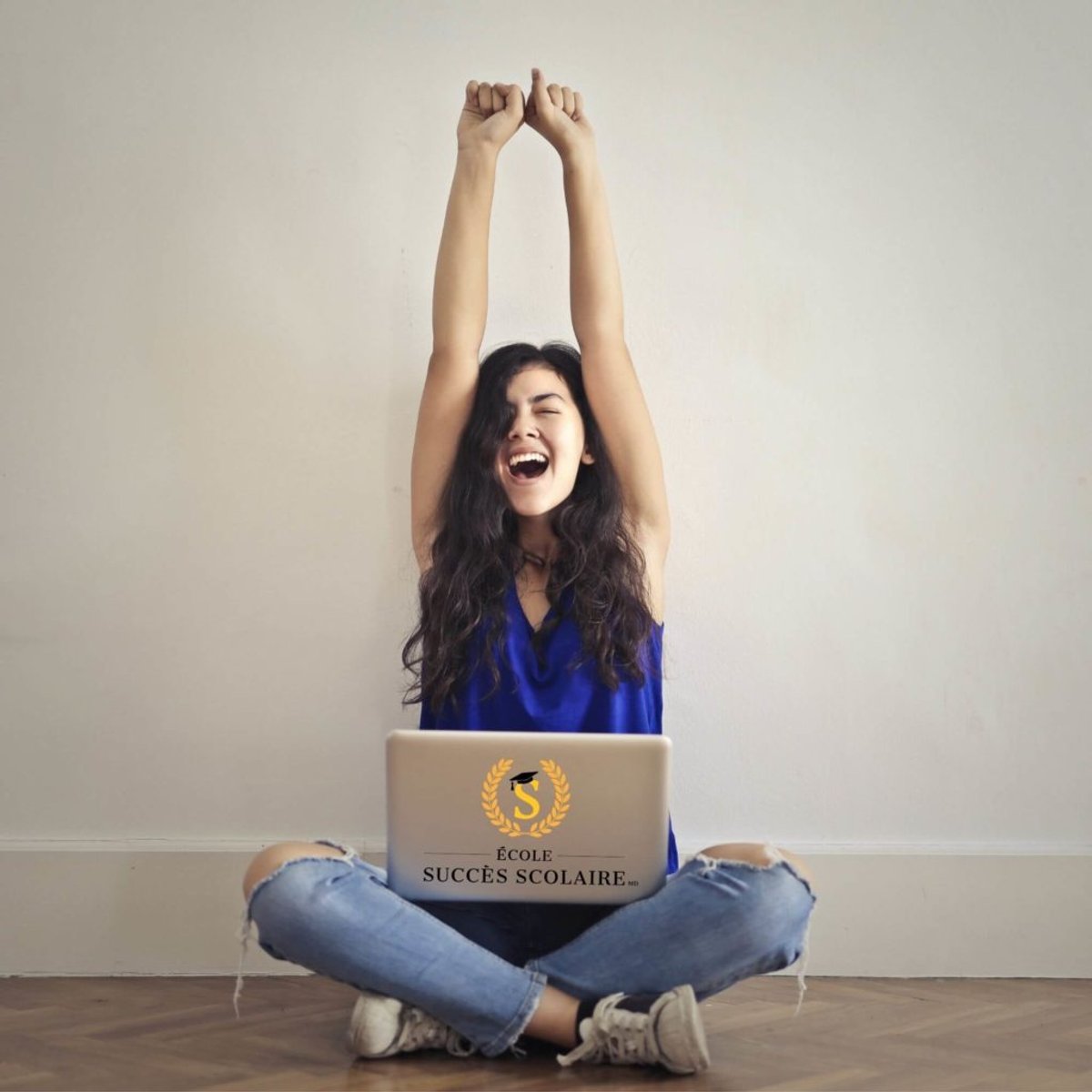 Élève du secondaire heureuse de suit un cours en ligne avec Succès Scolaire.