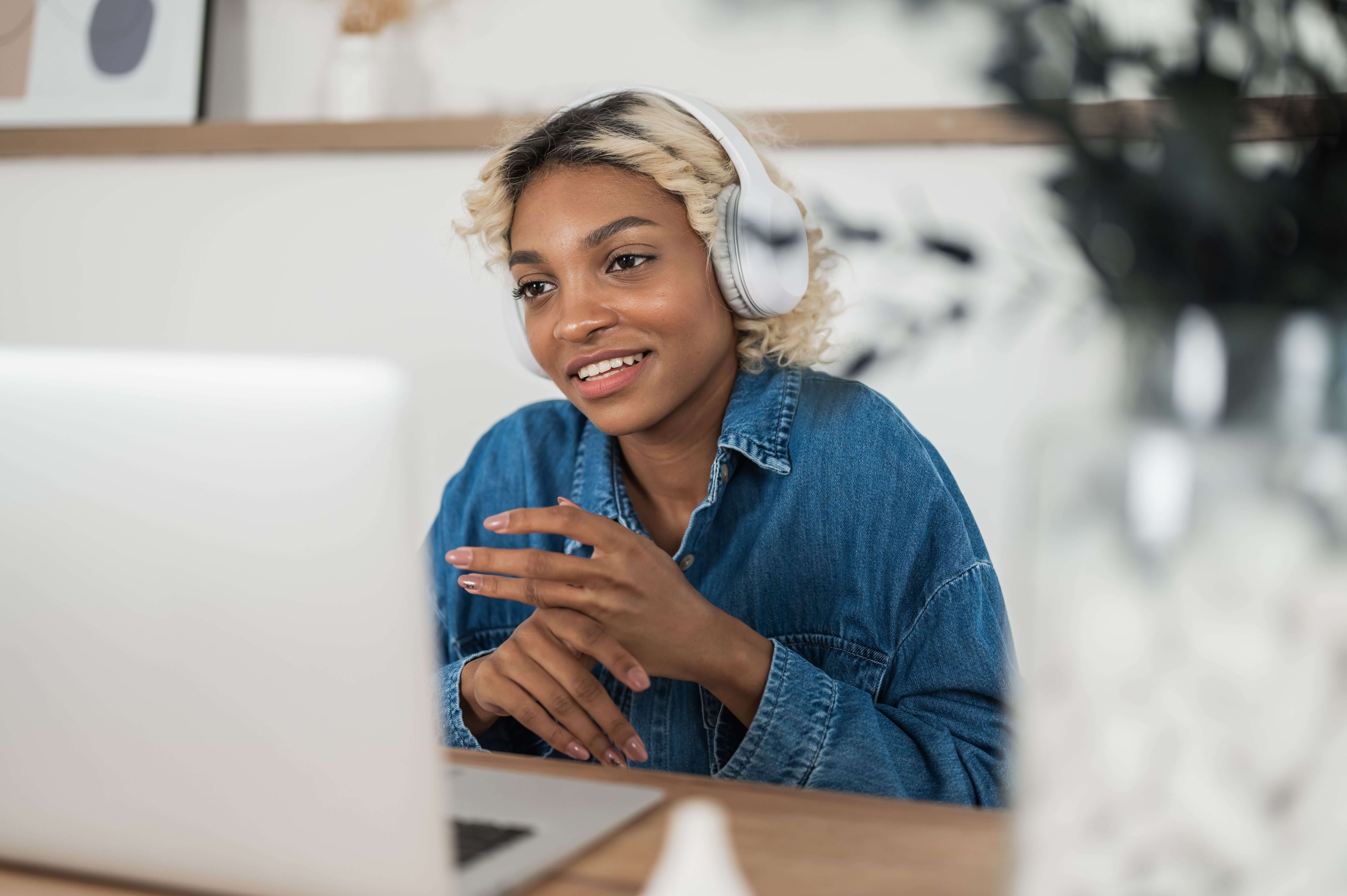 Adolescente-interagit-en-ligne-devant-un-ordinateur-portable