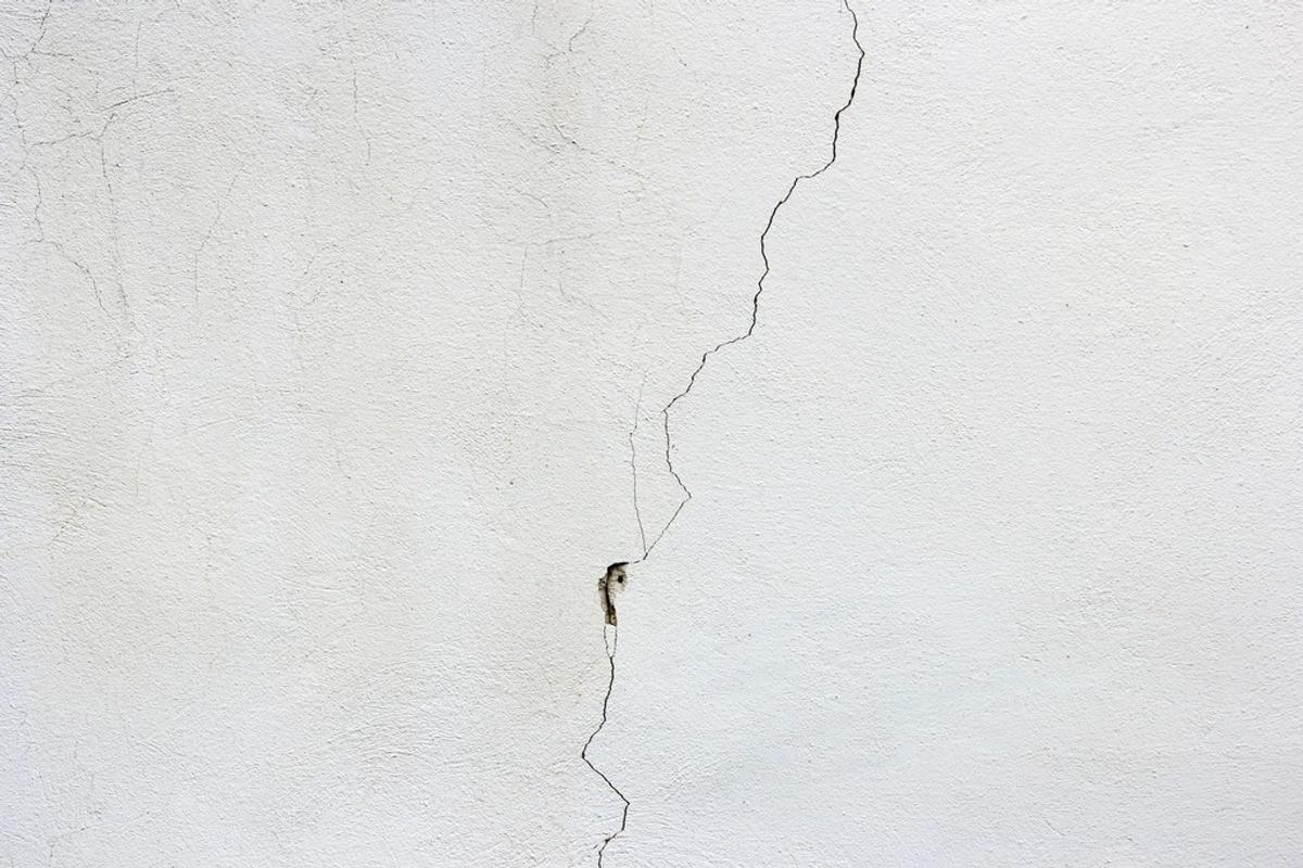 Fisura vertical en un muro repellado