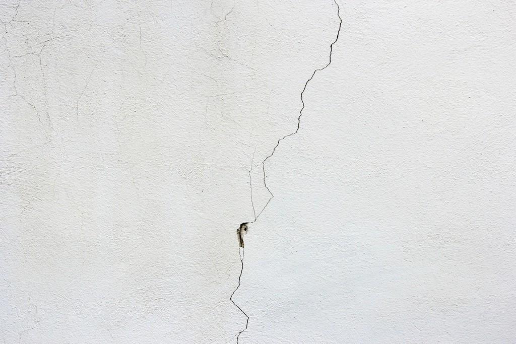 Fisura vertical en un muro repellado