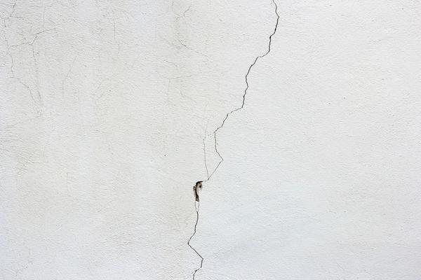 Fisura vertical en un muro repellado
