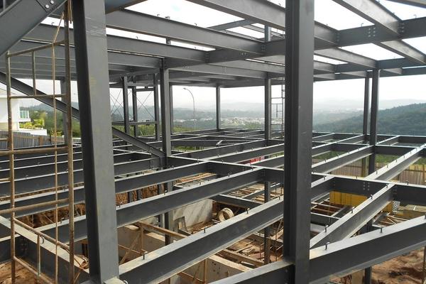 Estructura de acero de la nave en montaje
