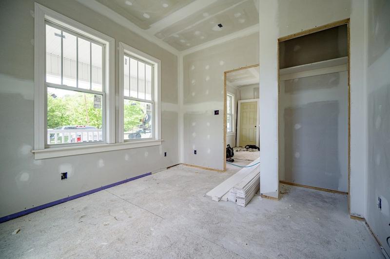 Interior de una vivienda en obra gris con paredes de tablayeso