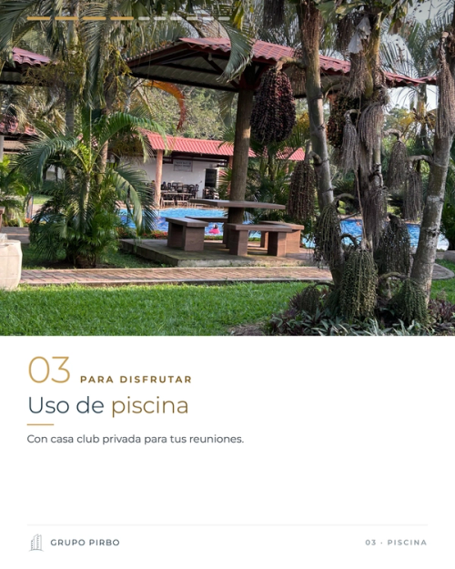 Piscina y área de descanso junto a la casa club privada