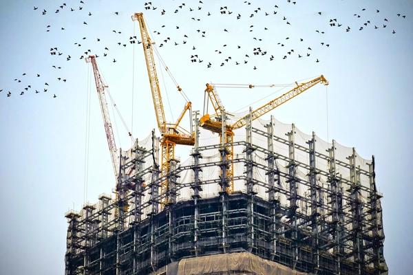 Edificio en construcción con grúas torre