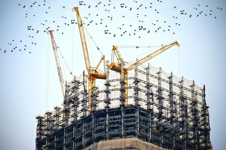 Edificio en construcción con grúas torre