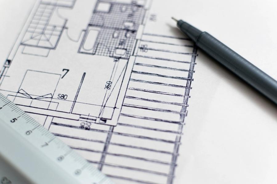 Plano arquitectónico con regla y bolígrafo