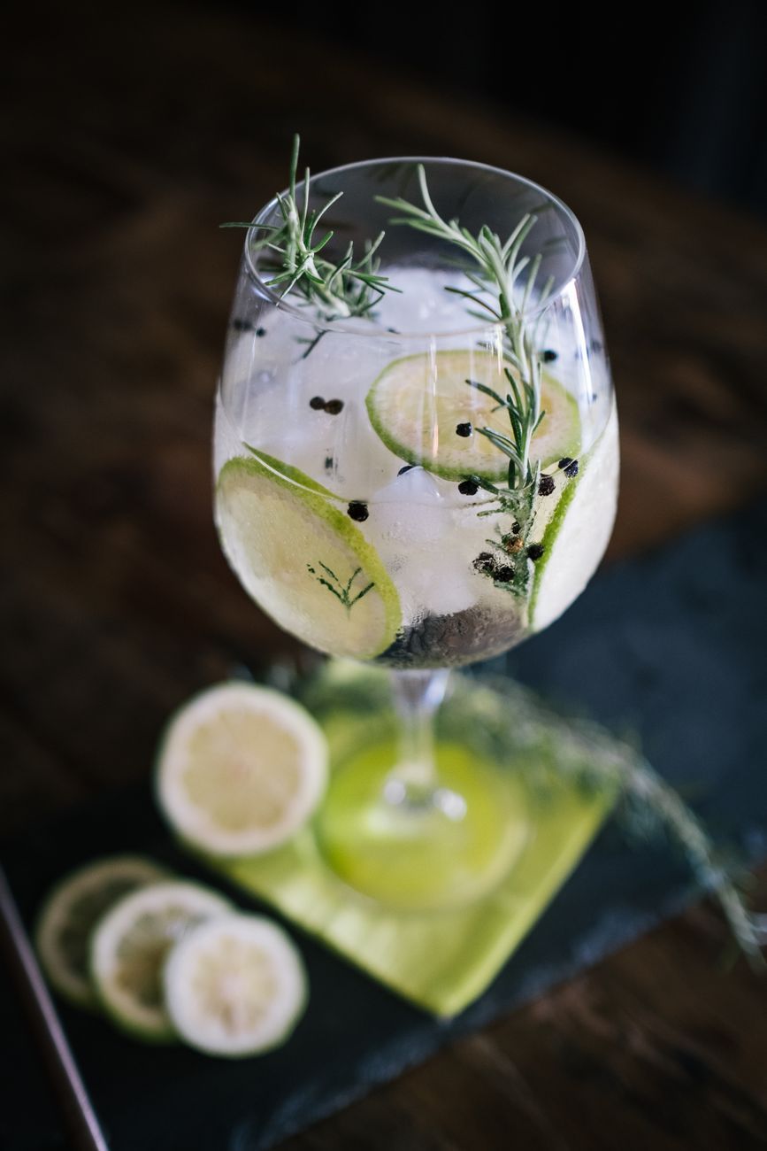 Cocktail Gin Tonic servi en verre de vin ballon