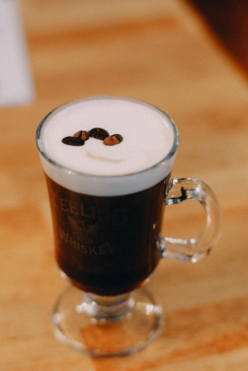 Cocktail Irish Coffee servi en mug