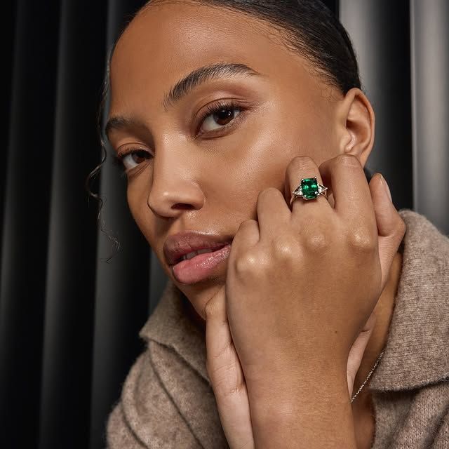 Château en couleur ring with emerald