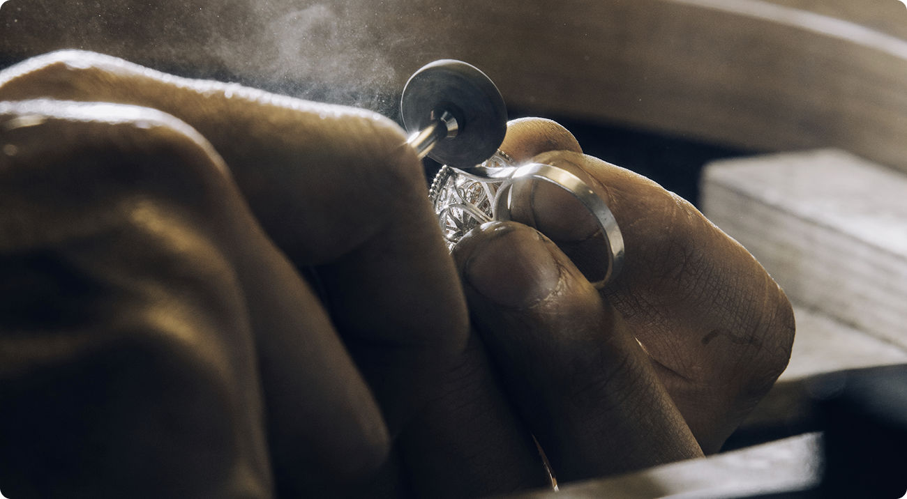 Master jeweler hand-polishing a Pavédral ring in the Château D’Ivoire atelier.