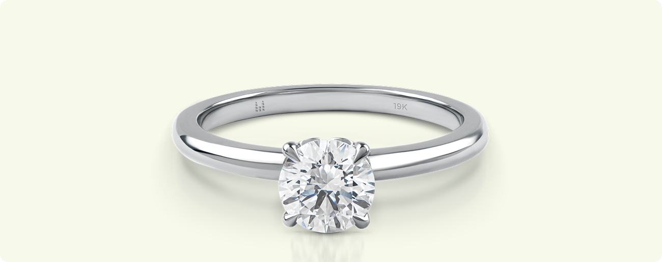 Bague de fiançailles en or 19 carats signature pour une blancheur naturelle.