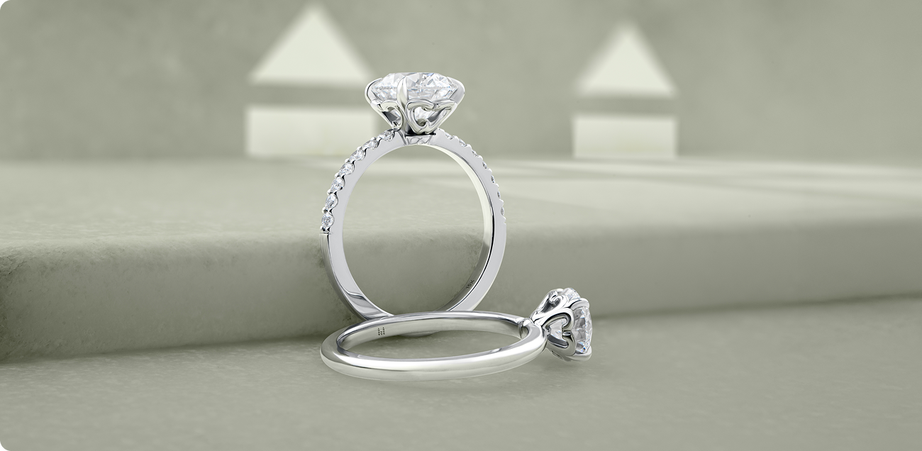 Bague en or 19 carats avec motif signature de fleur de lys et cœur.