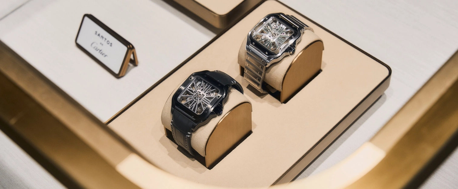 Présentation de montres de luxe Hublot aux couleurs et matériaux variés chez Château d’Ivoire, mettant en valeur des garde-temps élégants en bleu, or et vert.