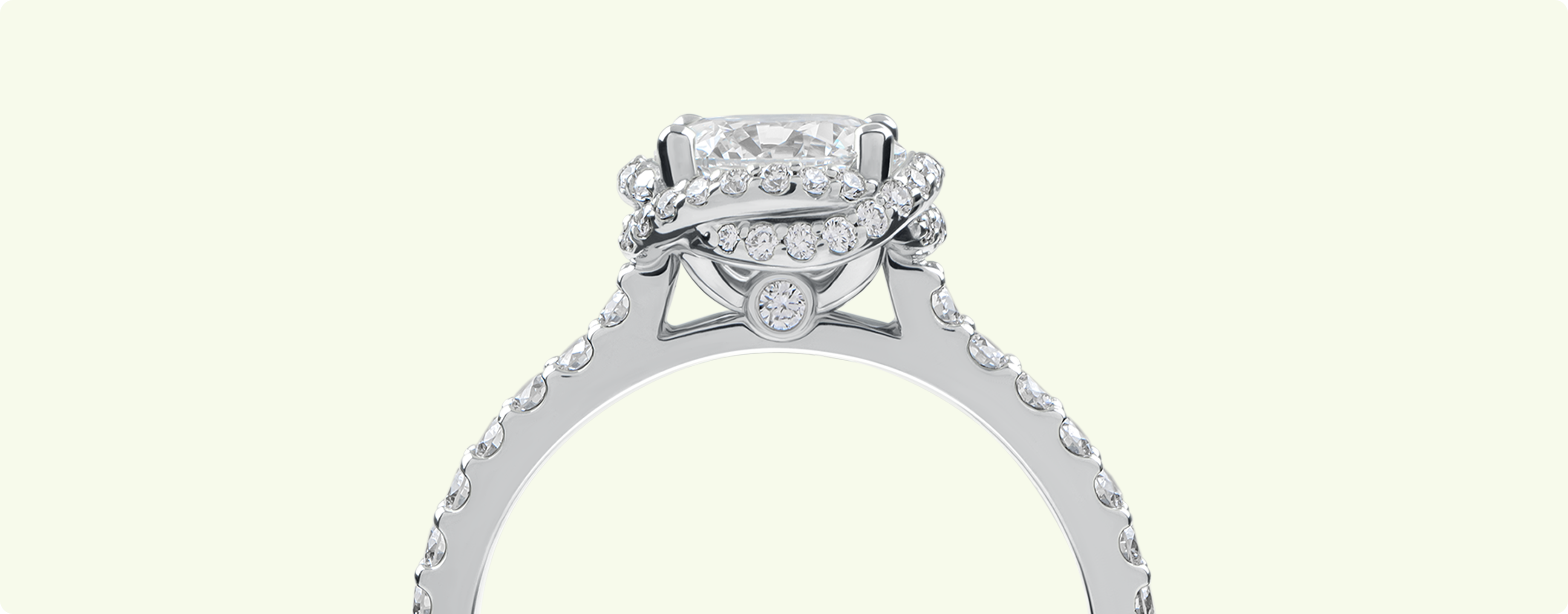Gros plan macro de la galerie d'une bague de fiançailles en diamant, mettant en valeur un design de halo torsadé unique et un délicat travail de pavage.