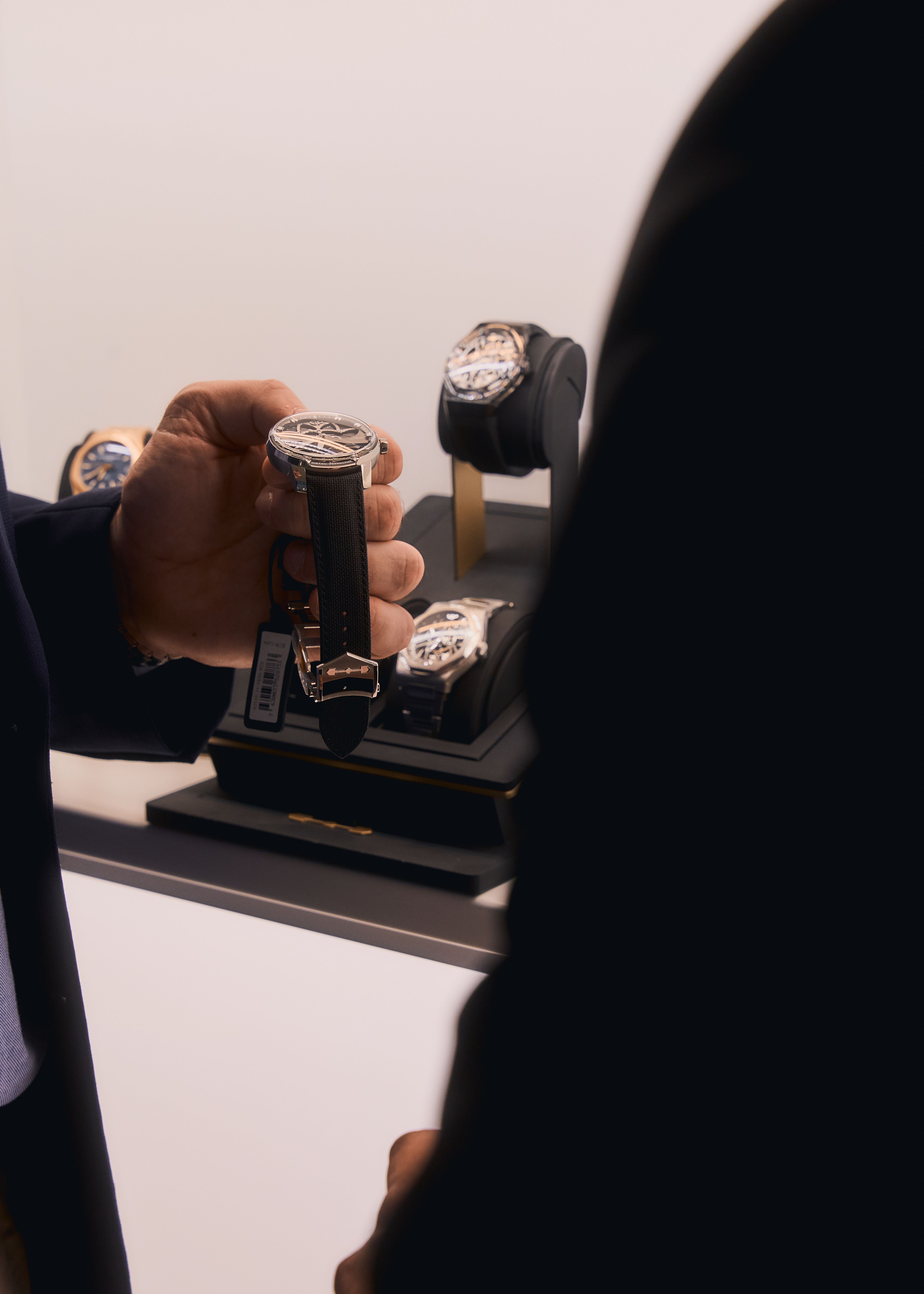 Montre de luxe Girard-Perregaux avec mouvement visible, mettant en valeur le design squelette et le savoir-faire horloger suisse haut de gamme