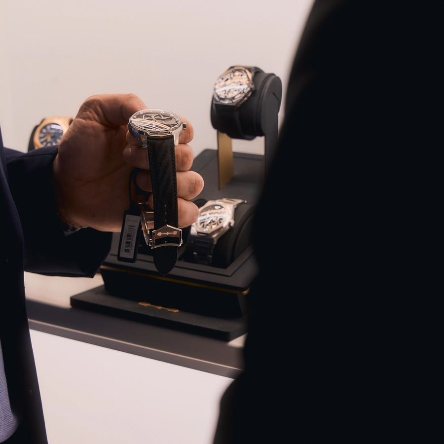 Montre de luxe Girard-Perregaux avec mouvement visible, mettant en valeur le design squelette et le savoir-faire horloger suisse haut de gamme