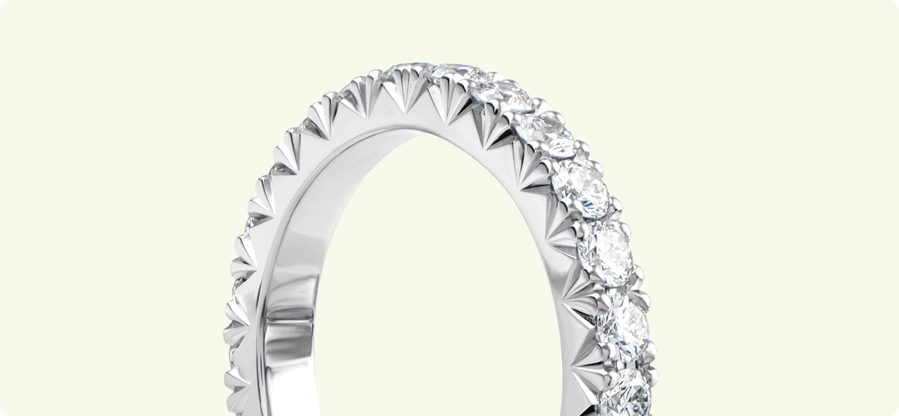 Alliance en diamant pavé français en or blanc 19 carats exclusif à Château D’Ivoire.