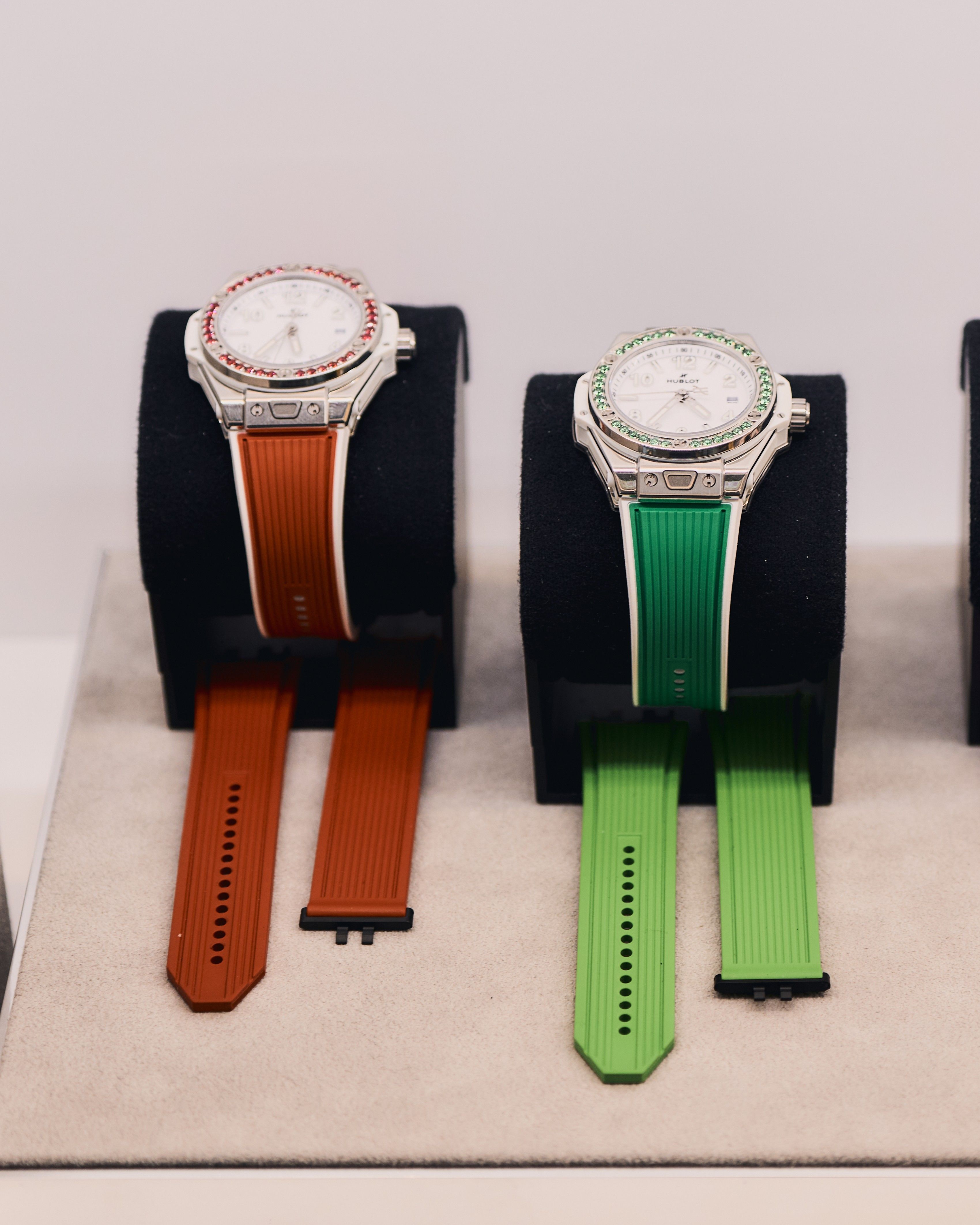 Montres Hublot rouges et vertes avec bracelets en caoutchouc interchangeables, présentant des garde-temps élégants et haut de gamme