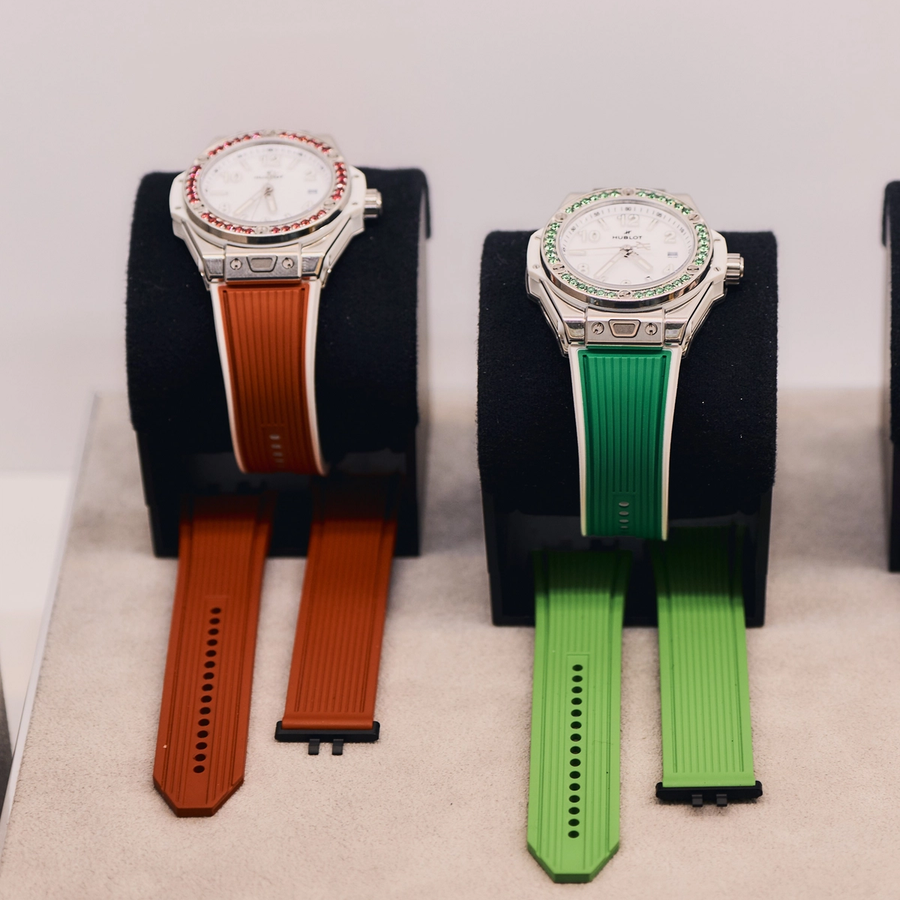 Montres Hublot rouges et vertes avec bracelets en caoutchouc interchangeables, présentant des garde-temps élégants et haut de gamme
