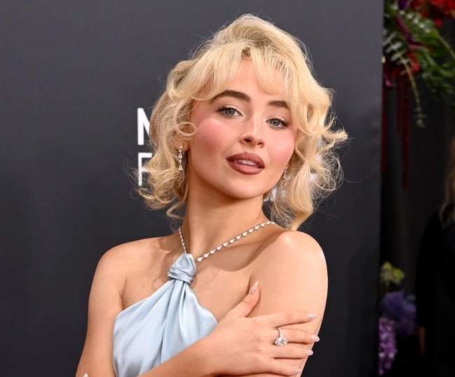 Sabrina Carpenter Shines at the 2025 Grammy Awards in Chopard Jewelry