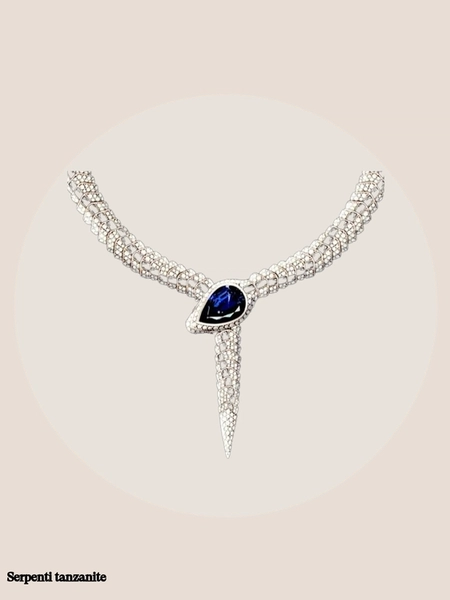 collier Serpenti en or rose, dont la tête du serpent porte une impressionnante tanzanite taille poire