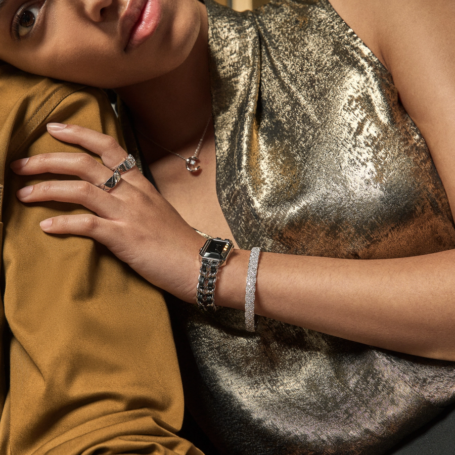 Luxury holiday display featuring elegant gift-wrapped jewelry beneath a decorated Christmas tree at Château d’Ivoire.