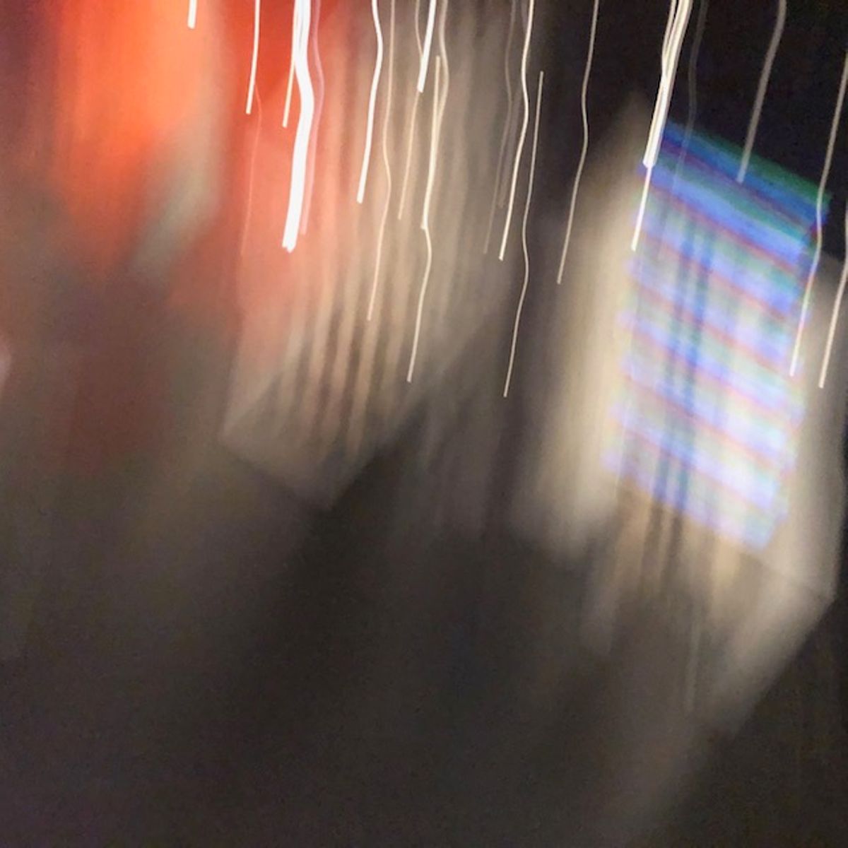 Abstrakte fotografische Studie in Unschärfe mit Lichtspuren