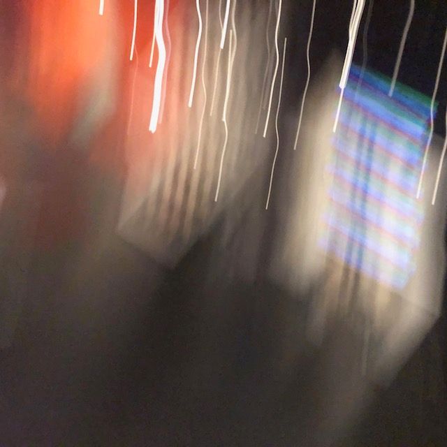 Abstrakte fotografische Studie in Unschärfe mit Lichtspuren