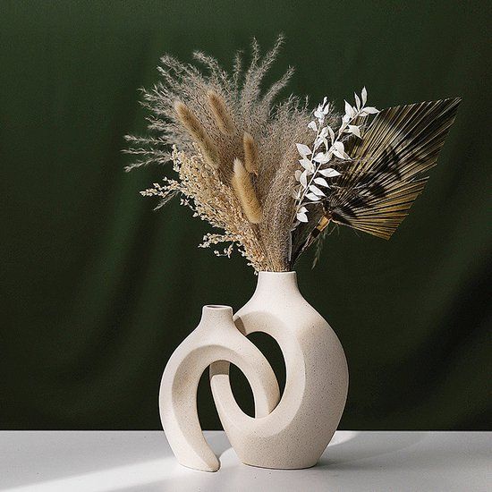 Vaas Met Droge Bloemen Op Een Zwarte Plank Stock Foto - Image of