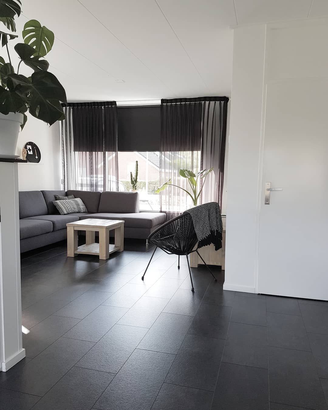 een donkere vloer zo goed staat een woonkamer - Makeover.nl