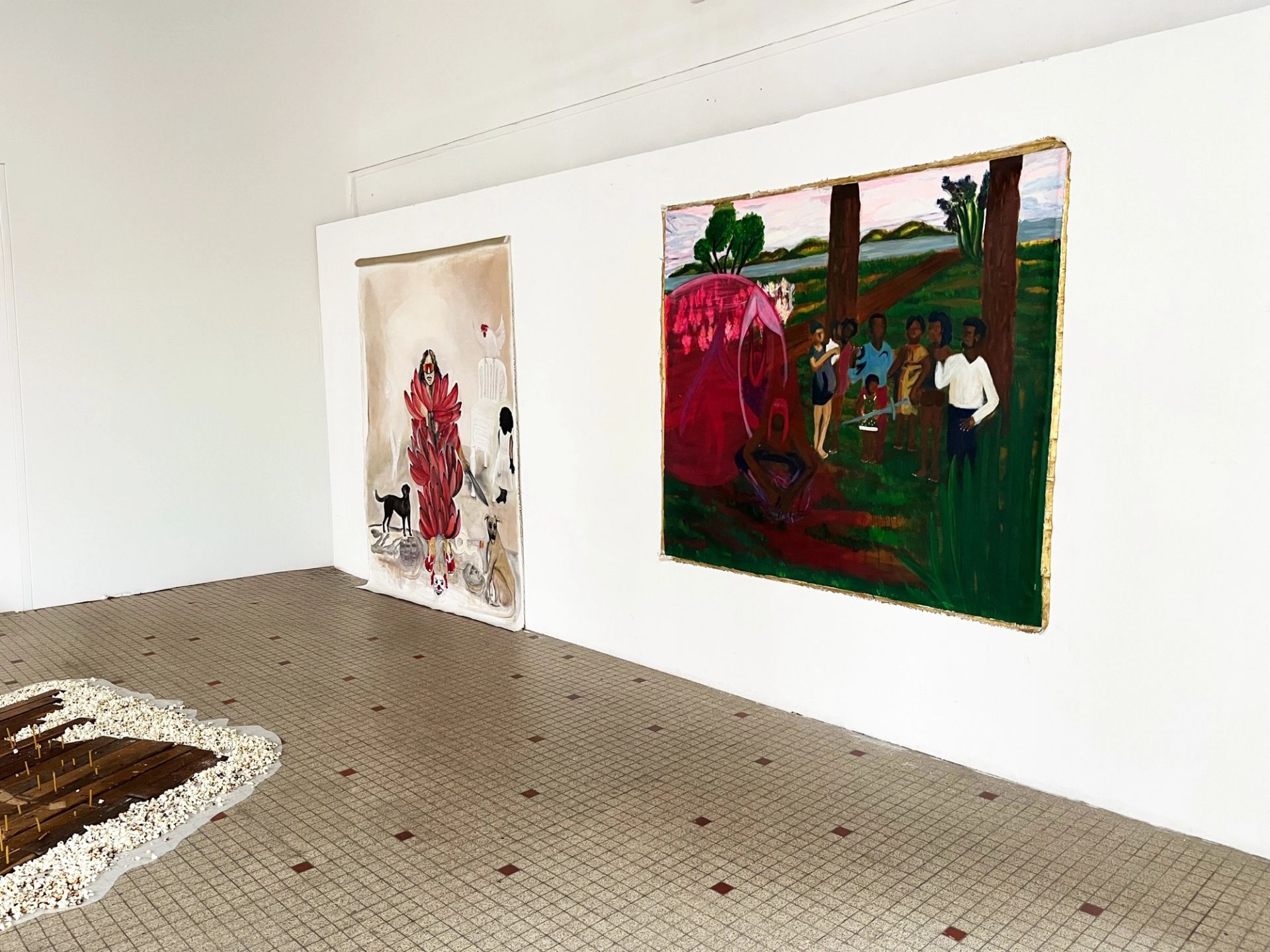 Vista da sala de exposição com as obras nas paredes