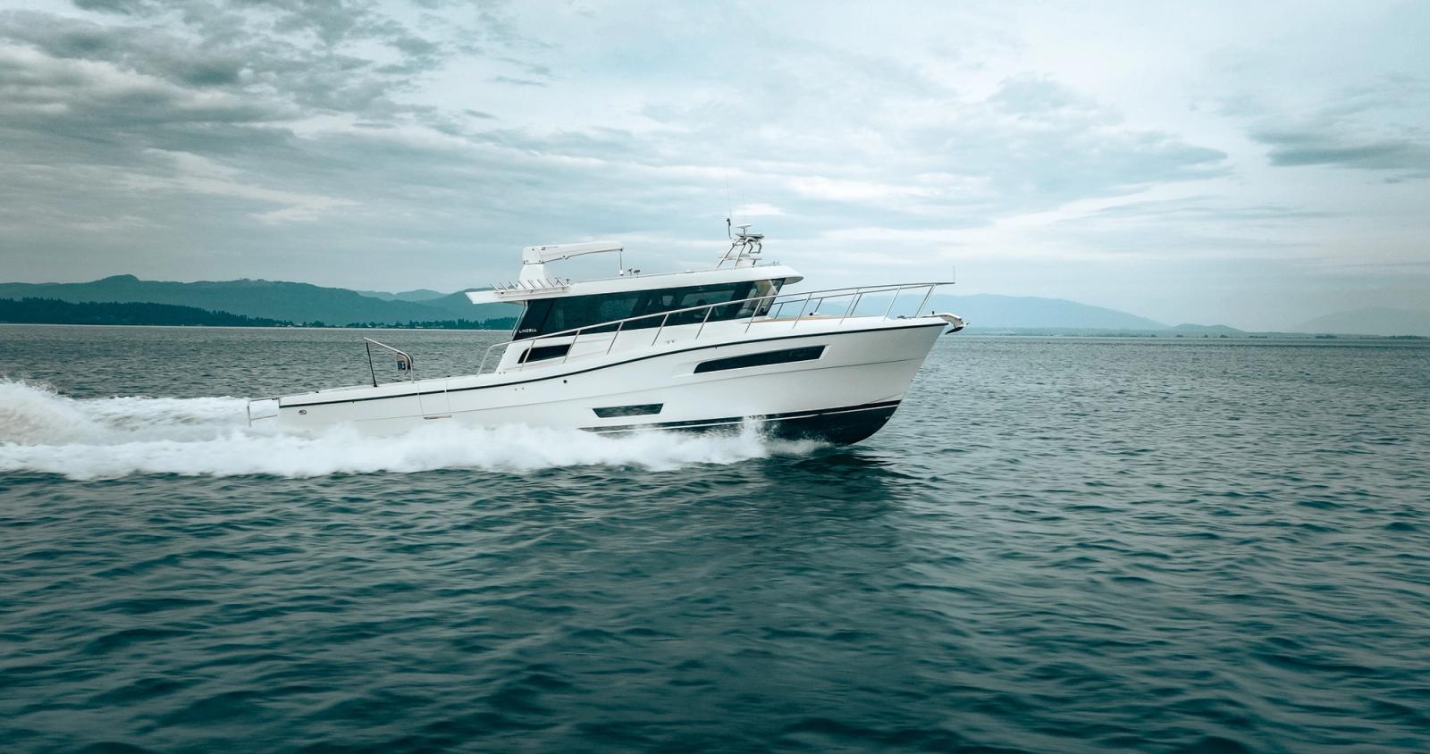 Lindell 4801 effortlessly coasting across the water