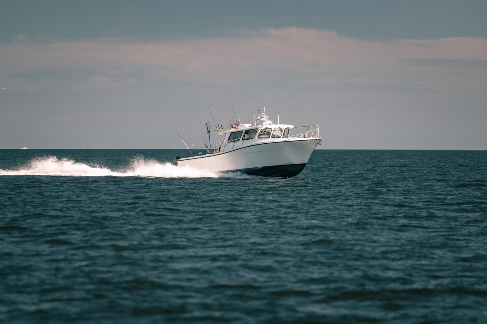 Lindell 41 at full throttle in New Jersey fishing for bluefin tuna