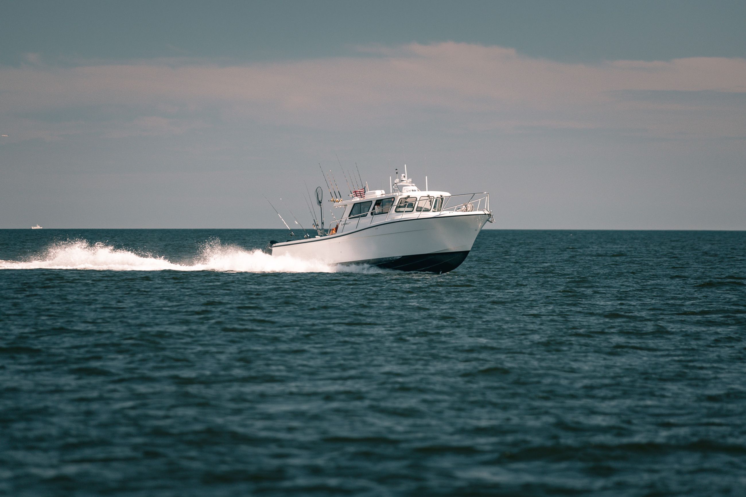 Lindell 41 at full throttle in New Jersey fishing for bluefin tuna