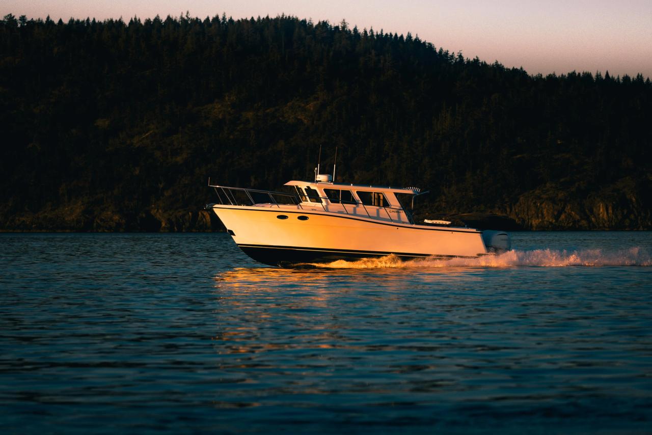 Port side of Lindell 38' running near Deception Pass Washington