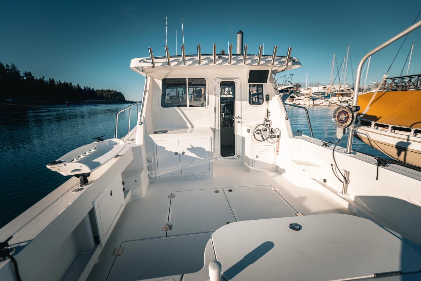 Forward-view of the Lindell 38' cockpit and deck