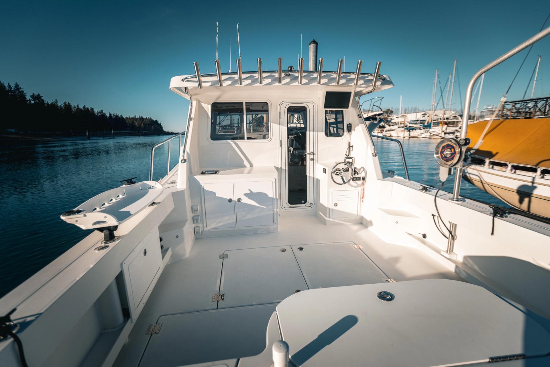 lindell 38 cockpit with pot puller and baitwell visible