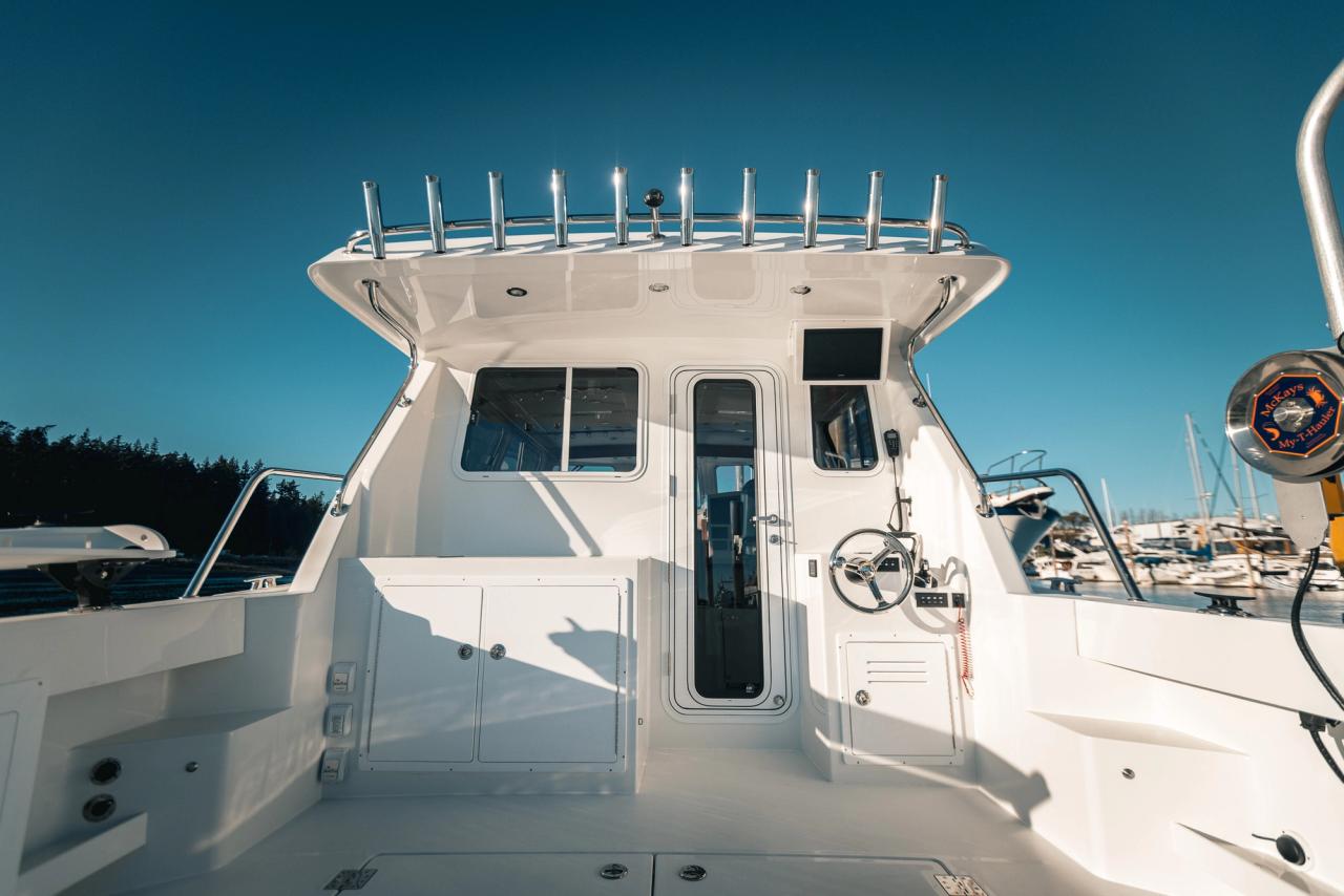 lindell 38 aft helm station with rod holders shining