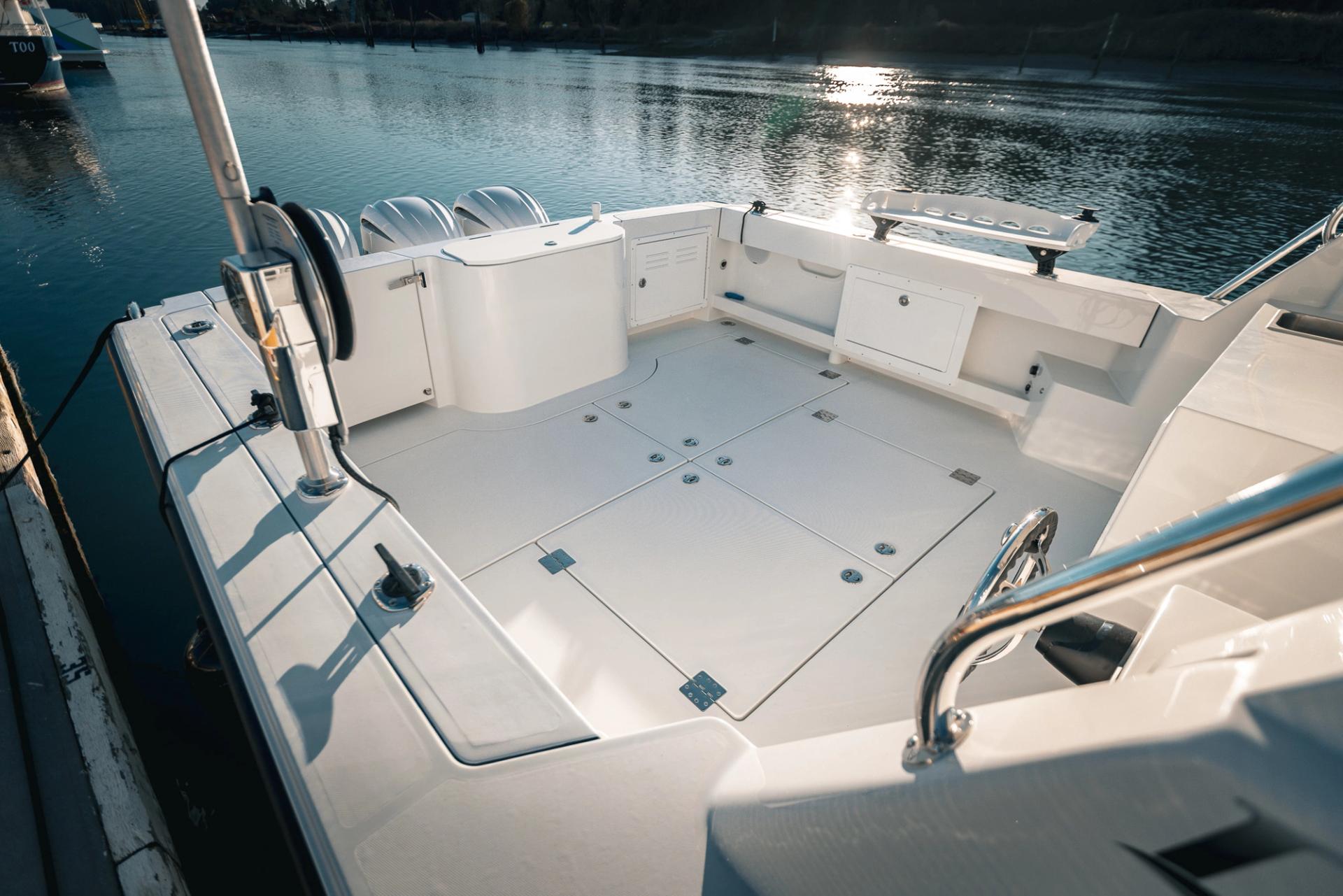 Rear-facing downward view of the cockpit of Lindell 38' in the sunshine