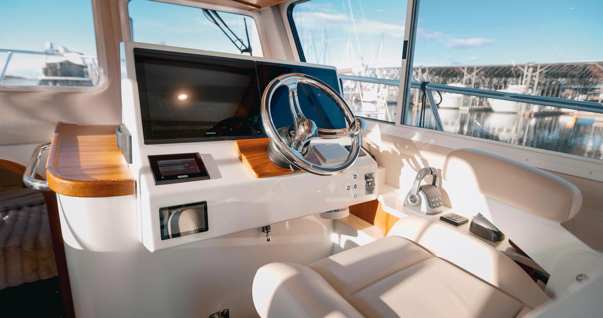 lindell 42 helm captain station and navionics